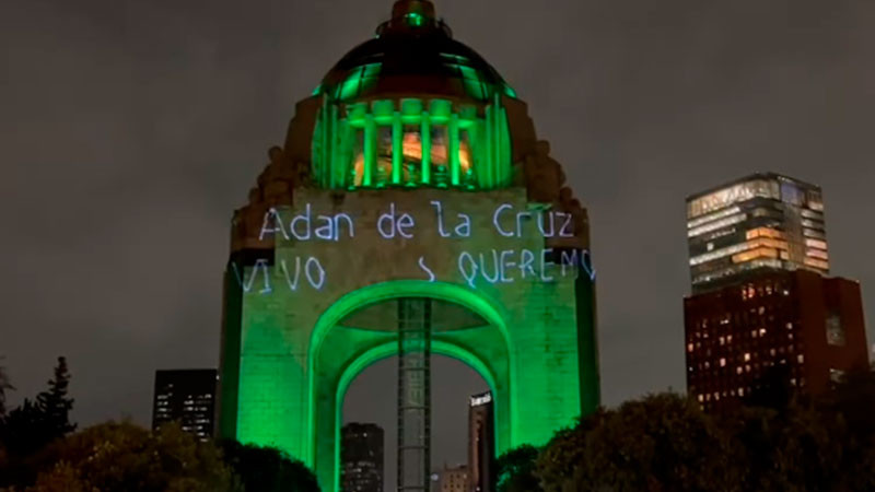 Proyectan mensajes en Monumento a la Revolución por los 43 normalistas de Ayotzinapa: “Fue el Ejército”