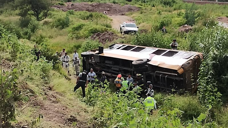 Volcadura de autobús que transportaba estudiantes deja una persona muerta y al menos 30 lesionados