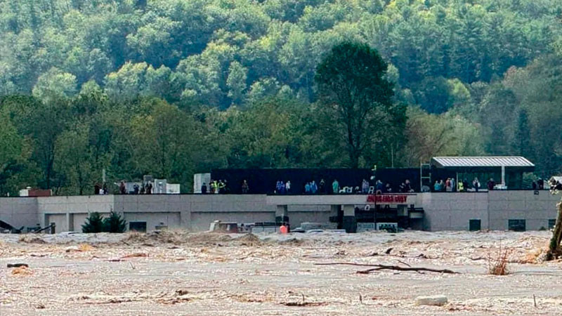  Atrapadas 54 personas en el techo de un hospital en Tennesse, EU, tras el paso de Helene