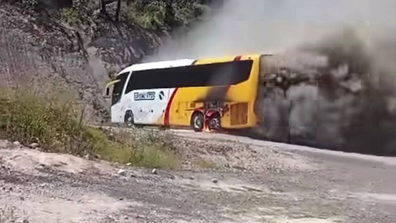  Civiles armados queman 3 autobuses de turistas en la carretera Durango-Mazatlán