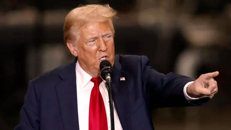 Trump se equivoca y culpa a Kamala Harris de una ley sobre robo en California 