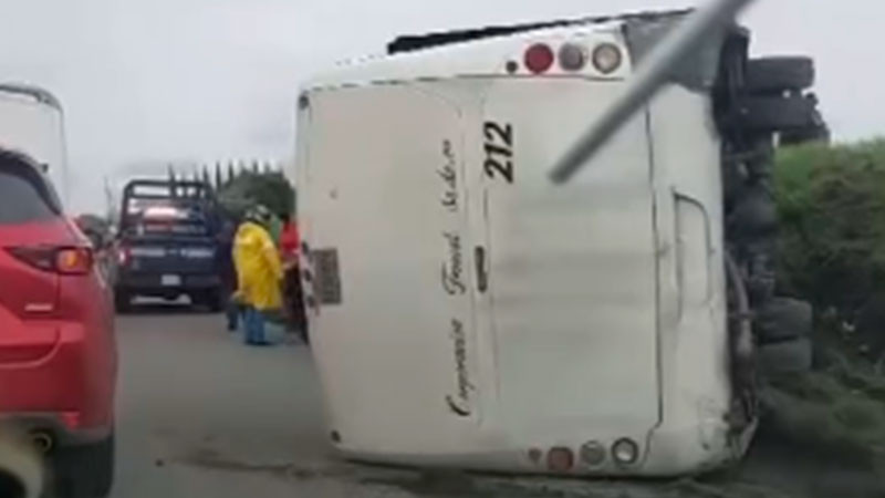 Volcadura de autobús de pasajeros en Chalco, Edomex, deja seis lesionados