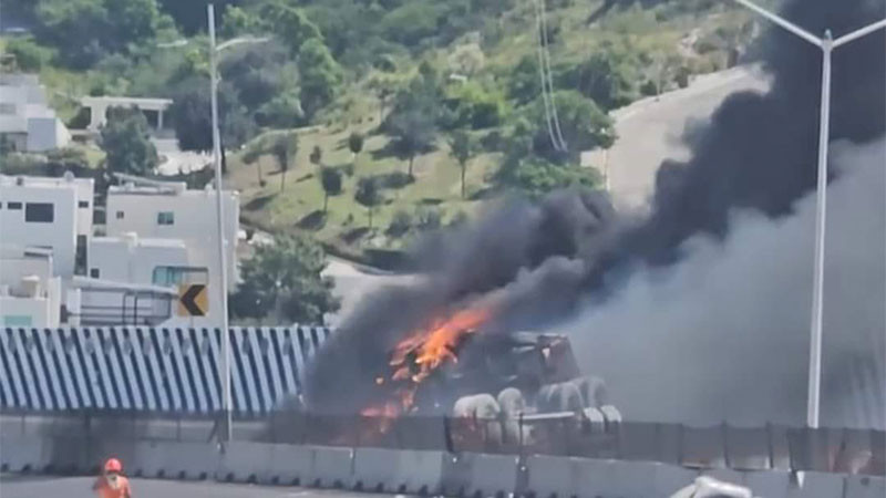 Vuelca tráiler en la autopista de Nuevo León; hay 4 muertos y 2 lesionados