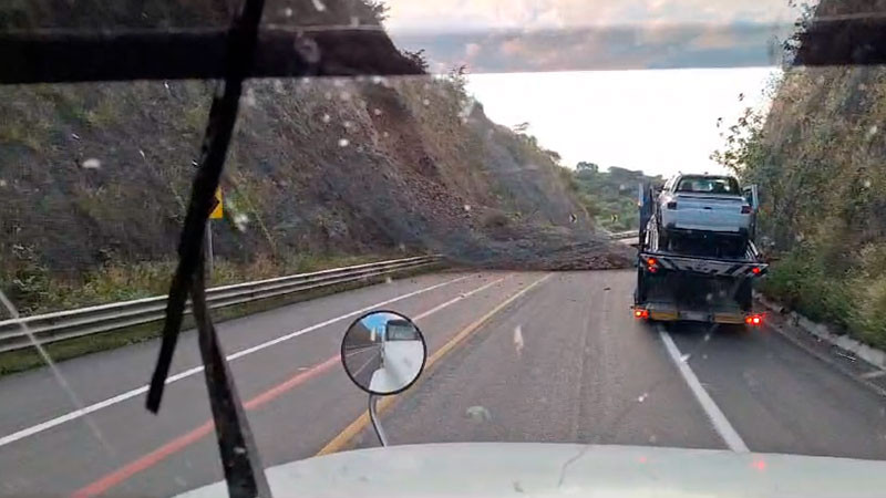 Derrumbre provoca cierre parcial de la carretera Pátzcuaro-Cuitzeo 