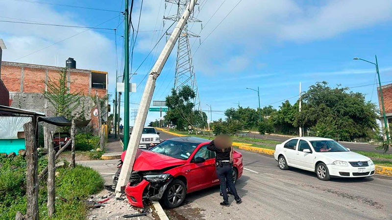 Conductor chocó y destrozó poste de la CFE en Morelia, Michoacán