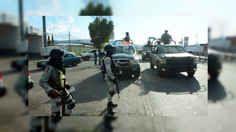 Se enfrentan a balazos delincuentes y GN en la carretera Lázaro Cárdenas - Aquila, Michoacán: Hay 3 heridos