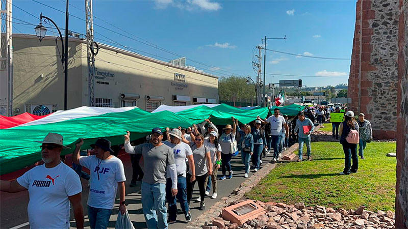 Marchan con mega bandera trabajadores del Poder Judicial de Querétaro