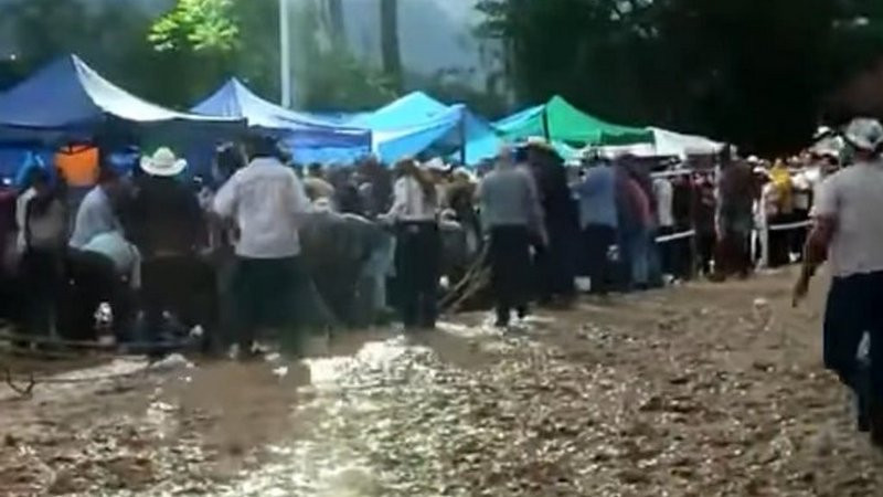 En Chiapas, caballo de carreras arrolla a público asistente de festival; hay 12 heridos