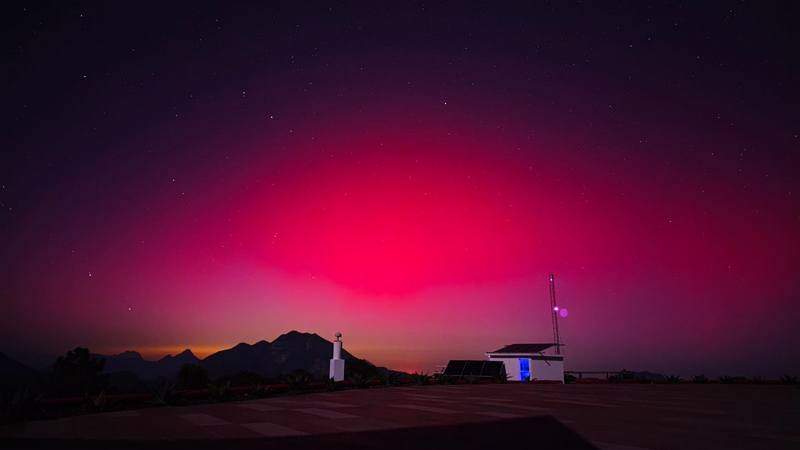 Aurora boreal hace brillar el cielo nocturno en Nuevo León