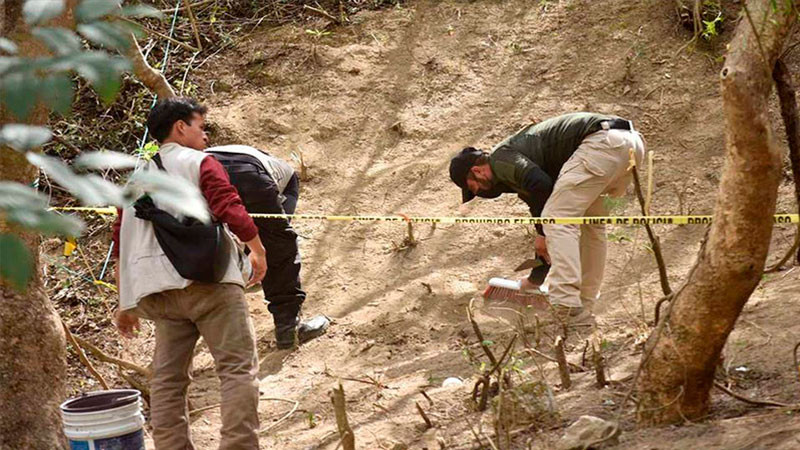 Hallan tres cuerpos en fosa clandestina en Morelos