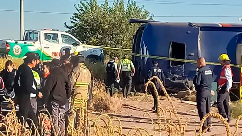 Volcadura de autobús que transportaba pacientes deja saldo de un muerto y 19 heridos, en Durango