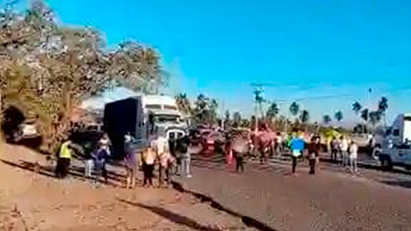 Transportistas de Carga Federal del Puerto de Lázaro Cárdenas exigen a autoridades resolver el bloqueo de carreteras 