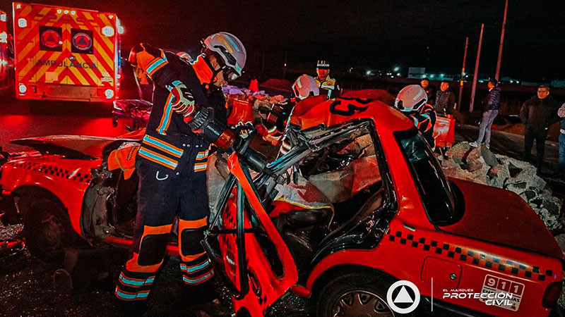 Quedan atrapados en aparatoso choque por alcance sobre la autopista 57