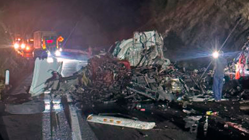 Chocan cuatro tráileres, un muerto y tres heridos, en la autopista Siglo XXI de Michoacán 