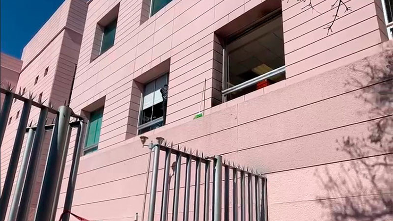 Colocan vidrios y rehabilitan áreas dañadas por normalistas en el edificio del Palacio de Justicia de Michoacán