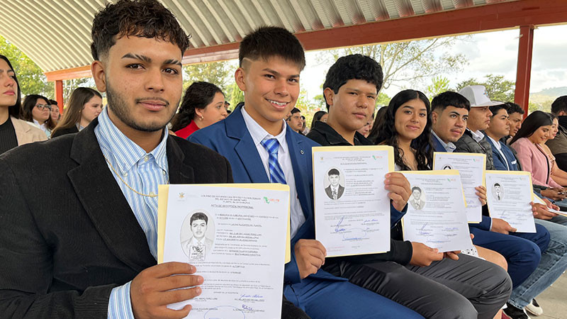 Egresados de CECyTEQ toman Protesta como profesionistas, en Querétaro