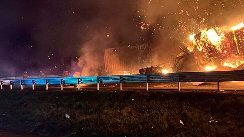 Chocan dos tráileres en la de Occidente, ambas unidades se incendiaron; se ignora si hay víctimas