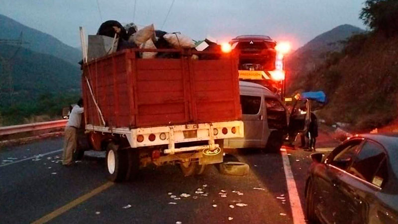 Choque en la Autopista Siglo XXI deja daños materiales