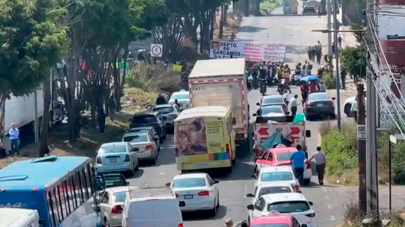 Con bloqueos, trabajadores municipales de Ecatepec exigen pago de prestaciones