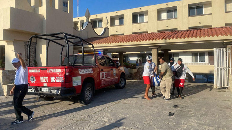 Salvavidas de la Policía Municipal de Mazatlán auxilian a tres personas que presentaron dificultad para salir del agua 