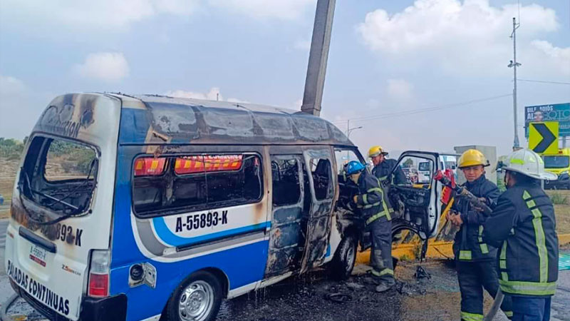 Combi de transporte colectivo se incendia en Hidalgo; hay dos lesionados