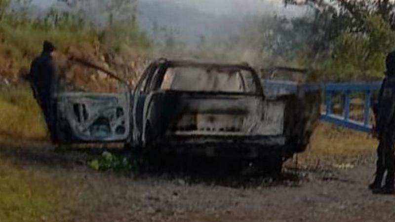 Hallan camioneta calcinada en Ziracuaretiro, Michoacán, que habrían usado homicidas de periodista