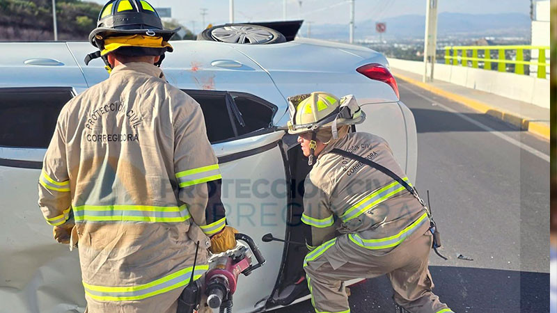 Querétaro: Se registra volcadura en la carretera Coroneo-Corregidora 