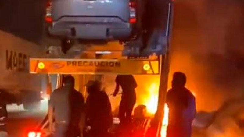 Se incendia tráiler nodriza en la autopista Siglo XXI de Michoacán; sólo hay daños materiales