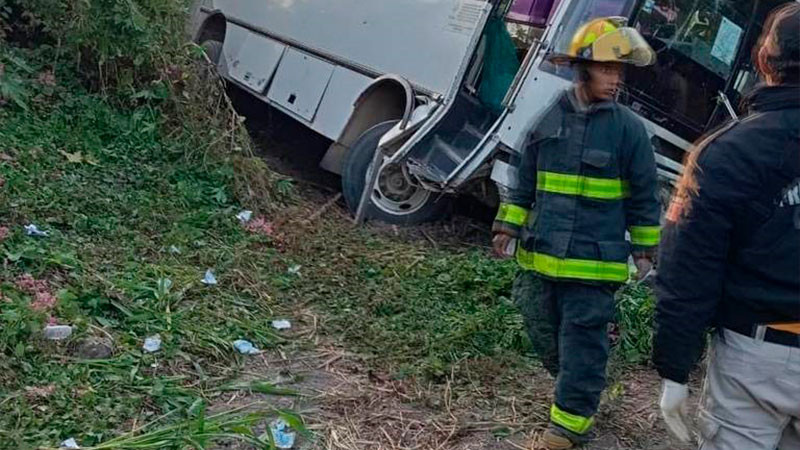 Vuelca autobús que trasladaba jornaleros agrícolas en Sinaloa; hay 25 heridos