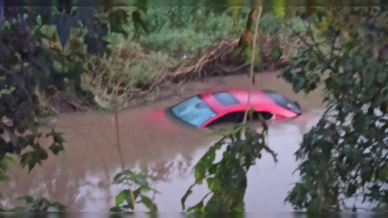 Mujer cae con su vehículo a un río en Morelia, Michoacán; sólo hubo daños materiales