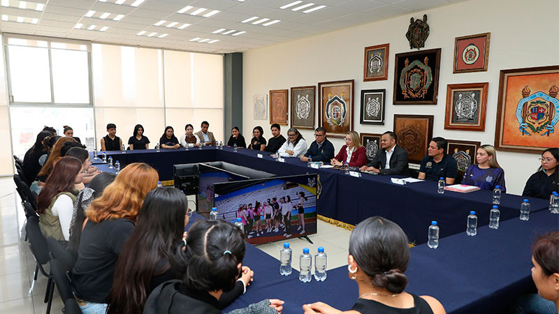 Rectora invita a estudiantes a acercarse al deporte y a la cultura; se reúne con equipo de Porristas nicolaitas