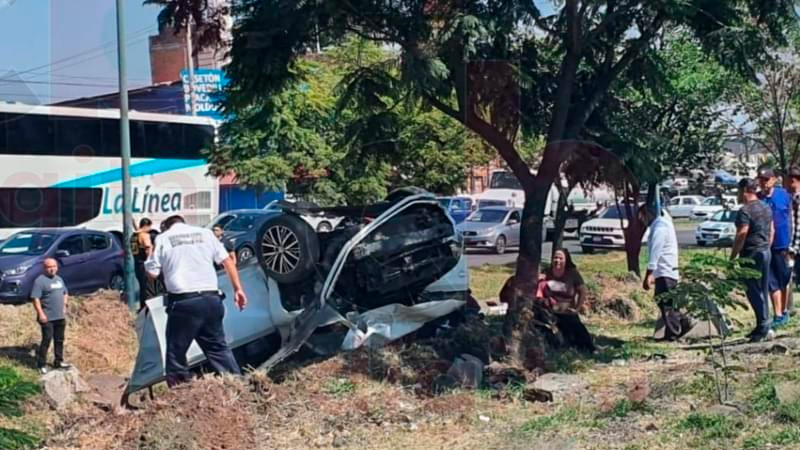 Automovilistas resultan milagrosamente ilesas tras volcar en Morelia, Michoacán 