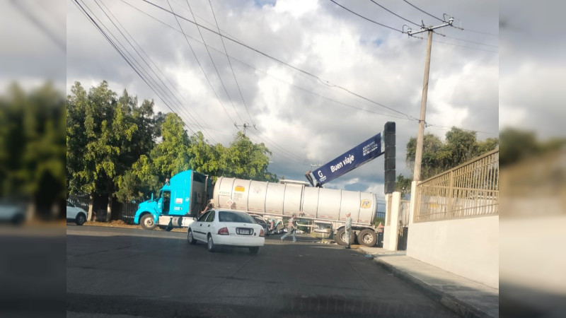 Bloquean entrada al aeropuerto de Uruapan, Michoacán