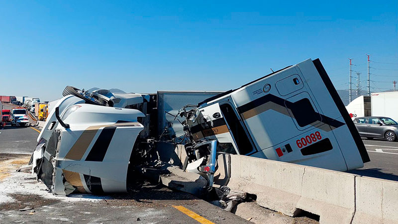 Invasión de carril, ocasionó la volcadura de un tráiler en la autopista 57 de Querétaro