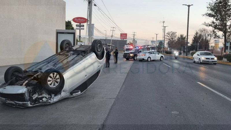 Chocan y uno vuelca en Paseo Constituyentes de Corregidora, Querétaro