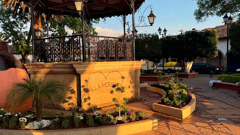 Mejoran imagen urbana en Morelos, con la instalación de jardineras en la plaza principal