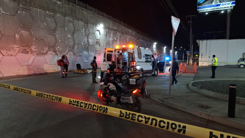 Motociclista pierde la vida tras caer de un puente en Uruapan, Michoacán